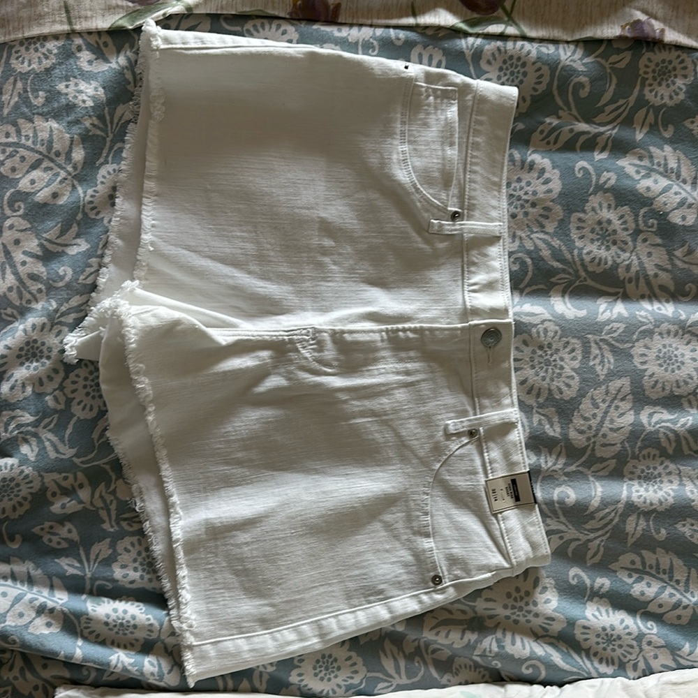 Abercrombie & Fitch white Simone High rise shorts, size 32/14 NWT